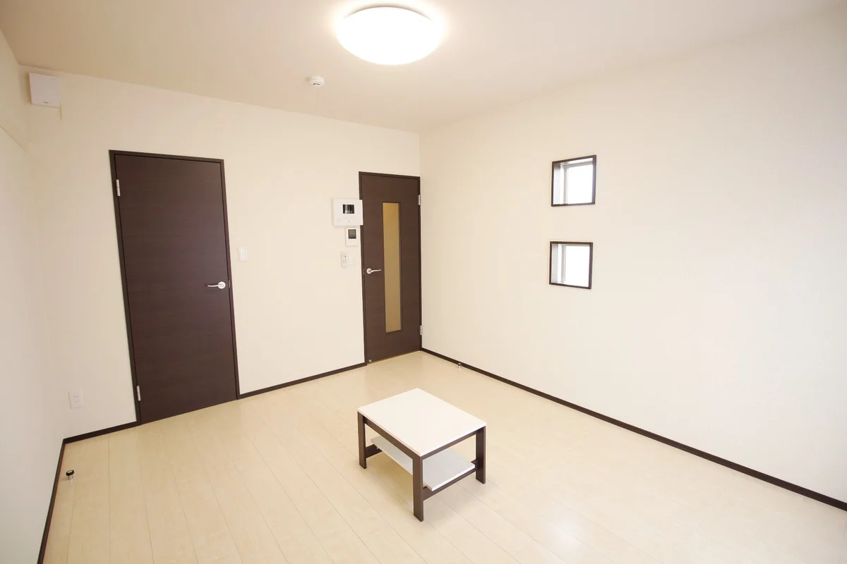 右の扉を開けるとキッチン、左の扉はクローゼットです！