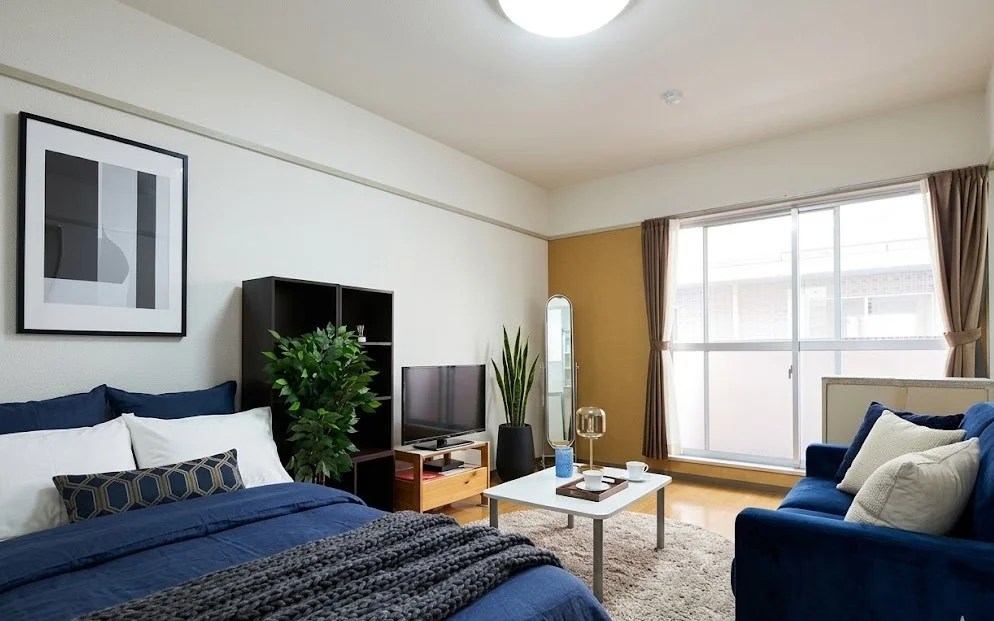 バルコニー付きで窓が2面あるため、風が通りやすいのが特徴です　リネン類の取り揃えも豊富にございます※植木と額とクッションなどは写真用です。