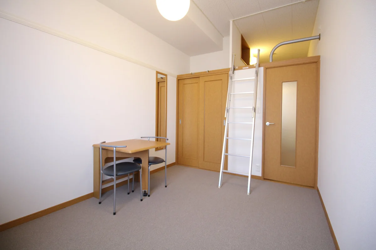 ロフト付きのお部屋で天井が高くなっているのが特徴です！