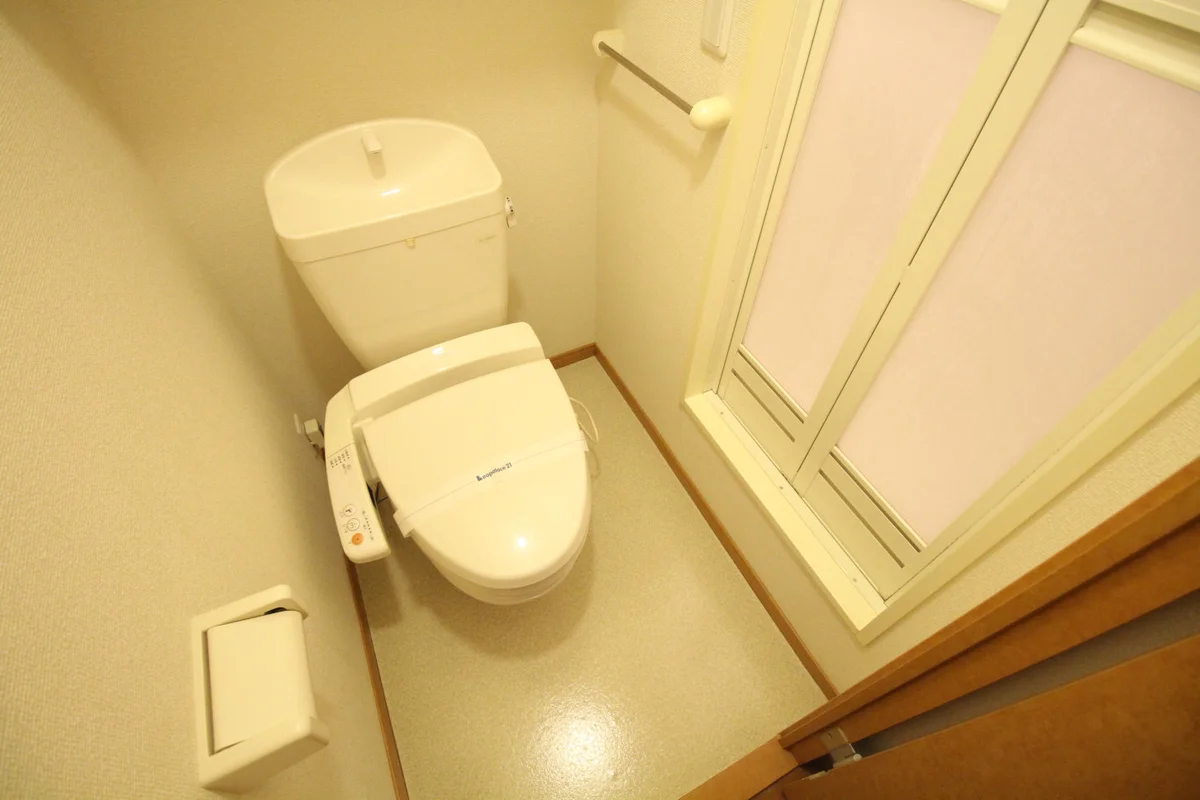 セパレートのトイレには、温水洗浄便座が付いています♪