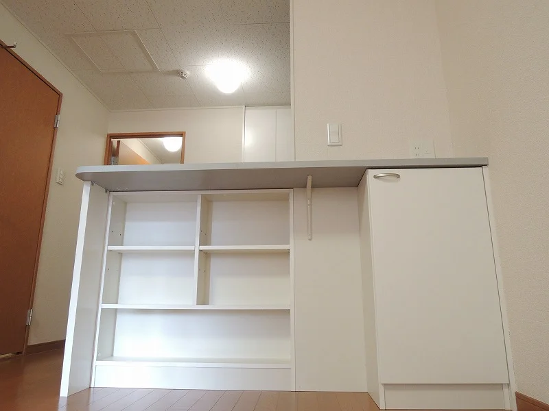 カウンターの下は収納可能