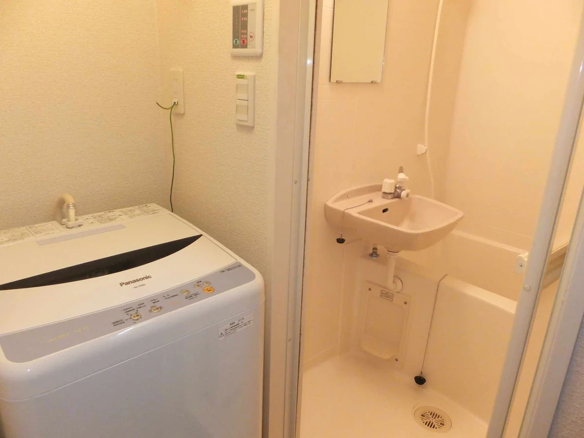 トイレとは別々（洗濯機は部屋によりメーカー等異なります）