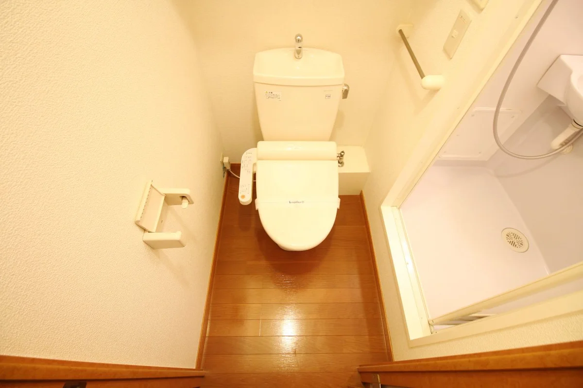 温水洗浄便座も付いて快適です。