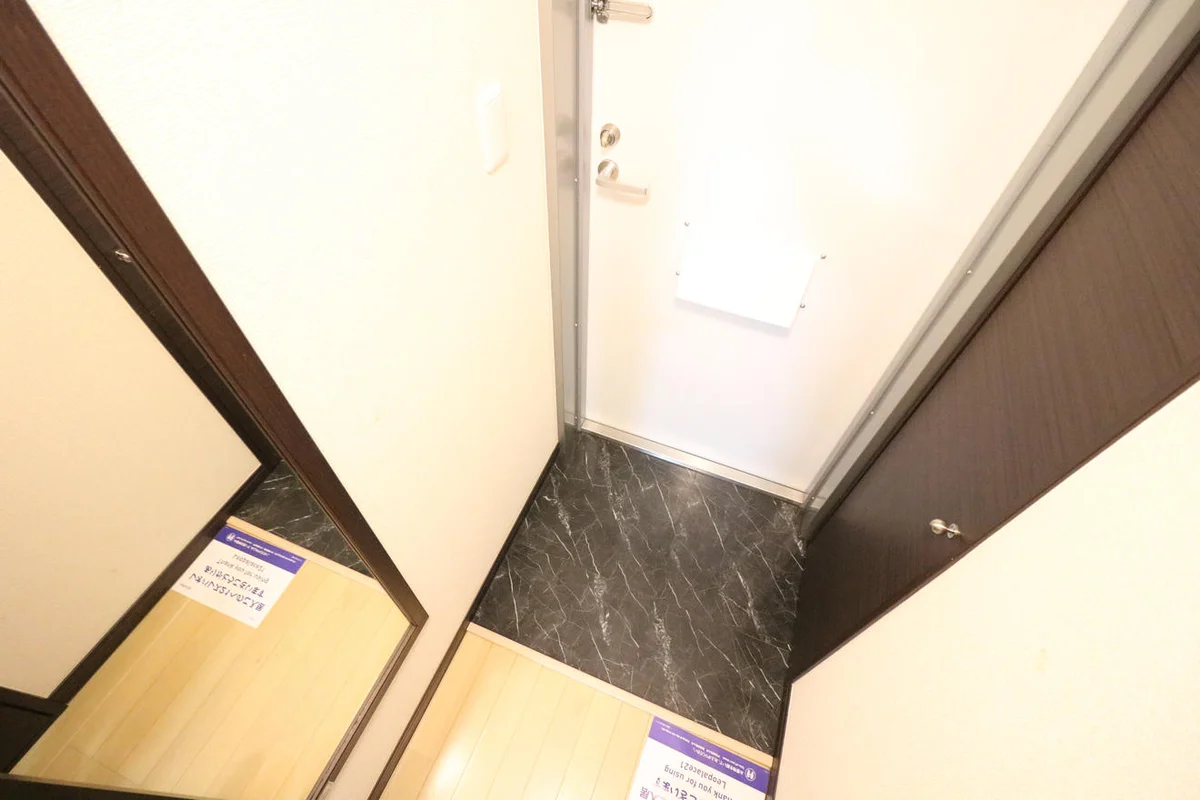 女性には嬉しい大型シューズボックス・外出前に姿見でチェック