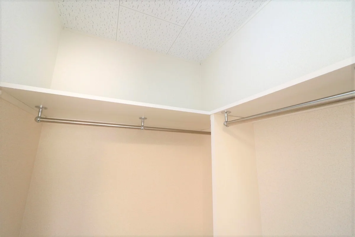 ハンガーパイプ付きでスッキリ収納