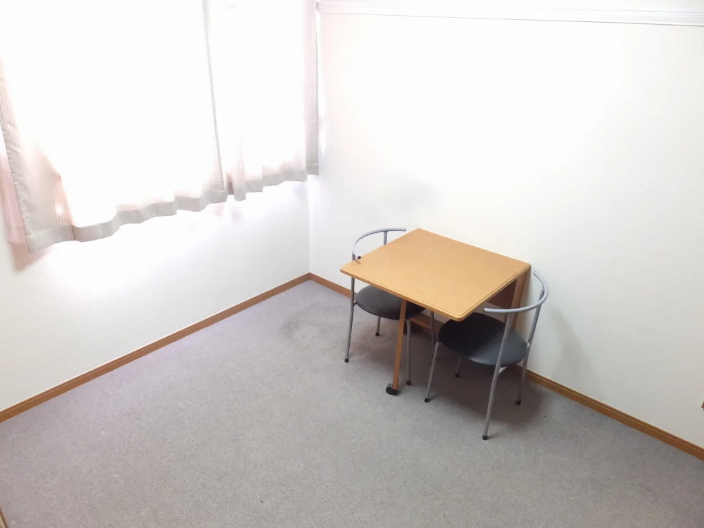 備え付けのテーブルは折り畳むことができます。