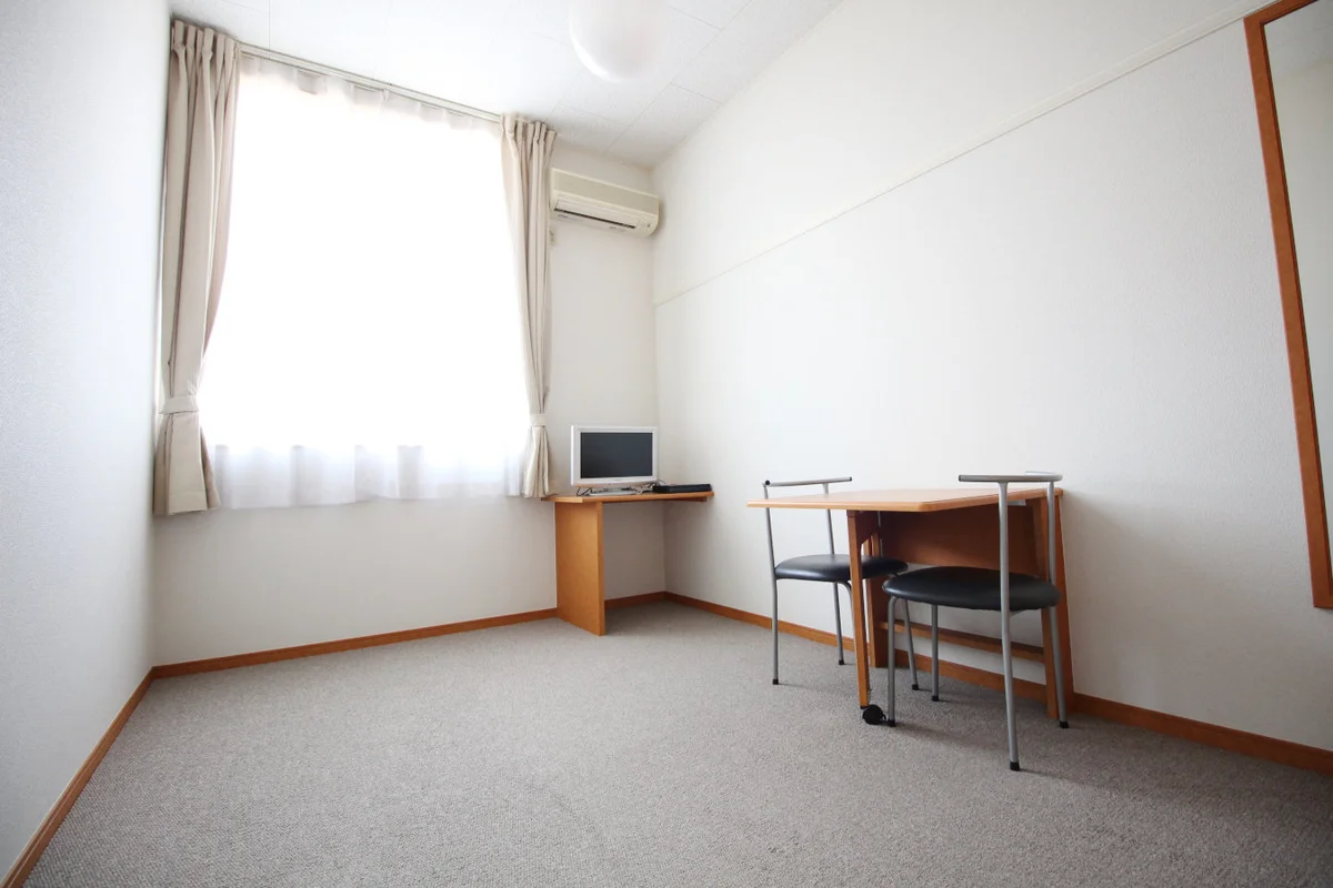 カーテンと折りたたみのテーブルが設置されています。