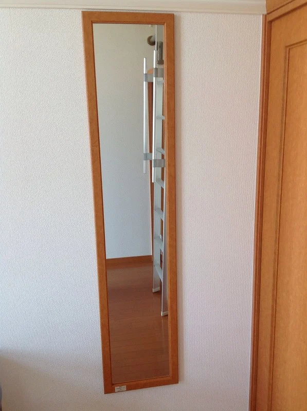 お部屋に姿見も付いています。