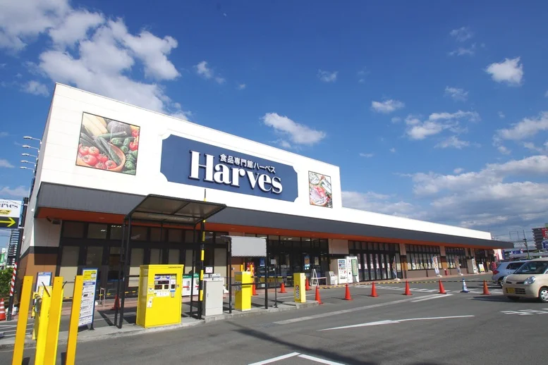 駅から徒歩５分、営業時間９時から２１時５０分のスーパーです。