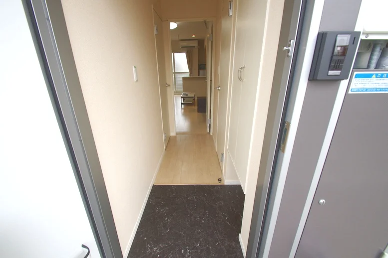 玄関には大きな靴箱があります。