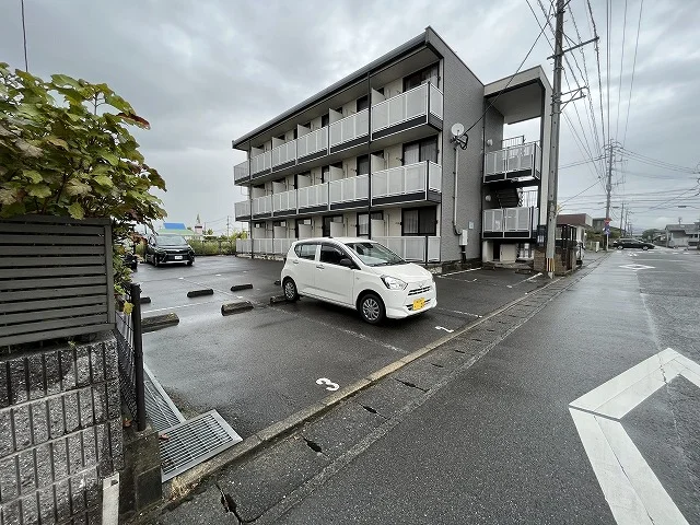 敷地内駐車場　空車状況はお問合せ下さい。