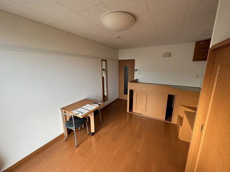 ベッドに上る階段は収納スペースです。