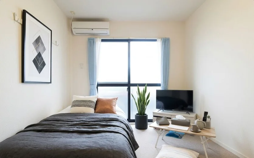 清潔感のあるインテリアが魅力の　家具家電がそろった１Kのお部屋となっております。　テレビもありで休日や仕事終わりの娯楽に一役！※植木と額とクッションなどは写真用です。