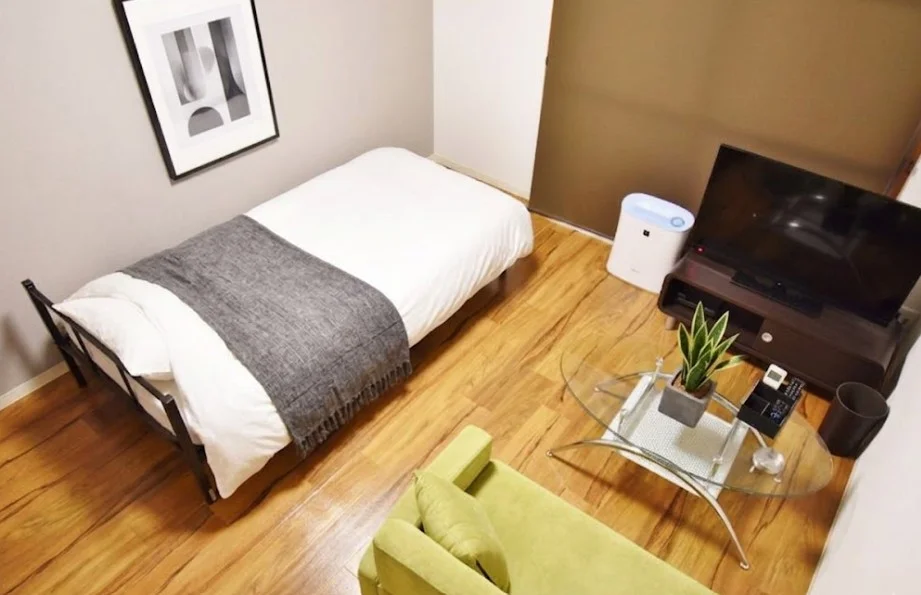 お部屋には、ベッド・寝具・ローテーブル・テレビ・テレビボード・掃除機・パラソルハンガー・全身鏡・ﾃｰﾌﾞﾙ鏡・時計・お部屋用消臭剤・ダストボックスなどご用意しております！5階の日当たりも抜群のお部屋ですのでごゆっくりおくつろぎいただけるかと思います☆※植木と額とクッションなど写真用です。