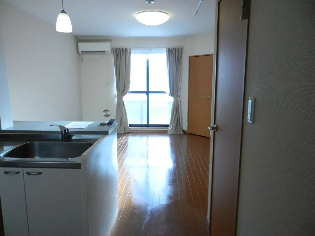 フローリング仕様でスタイリッシュな配色のお部屋です。