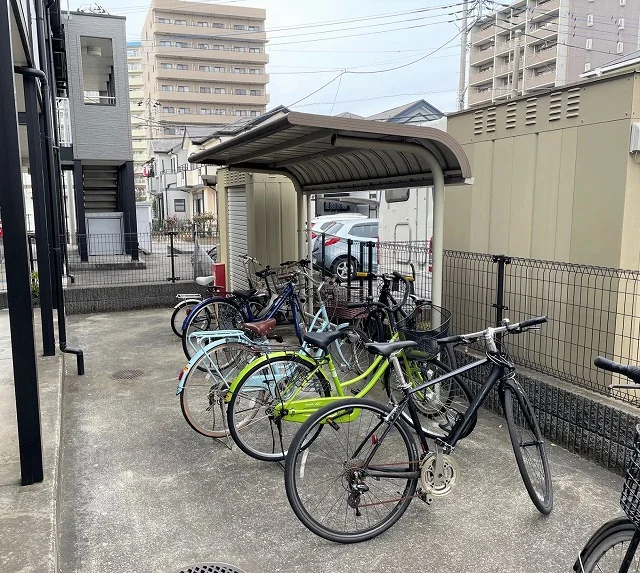 屋根付き駐輪場完備