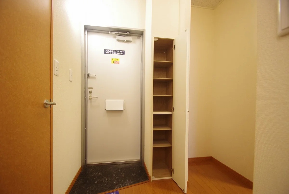 シューズボックスの棚は可動式♪収納としても利用できます