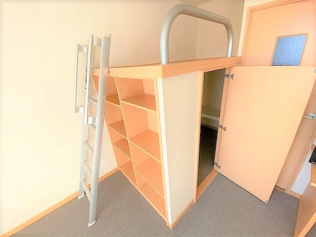 お部屋によって絨毯の色が異なります