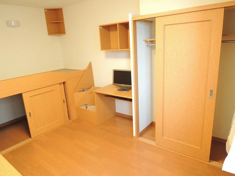 備え付けのテーブルは折りたたみ可能です