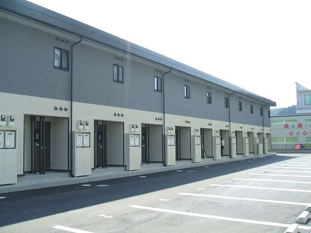 １Ｆ２Ｆ玄関前