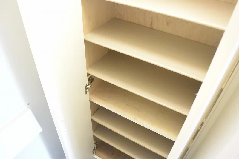 玄関には宅配ボックスあります。