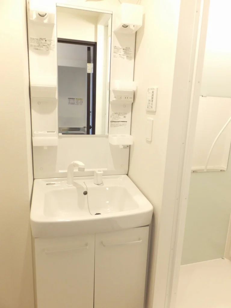 シャワーヘッド付き独立洗面台です。