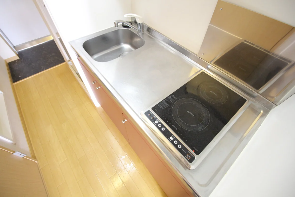 ２口の電気コンロが付いたワイドキッチンです♪
