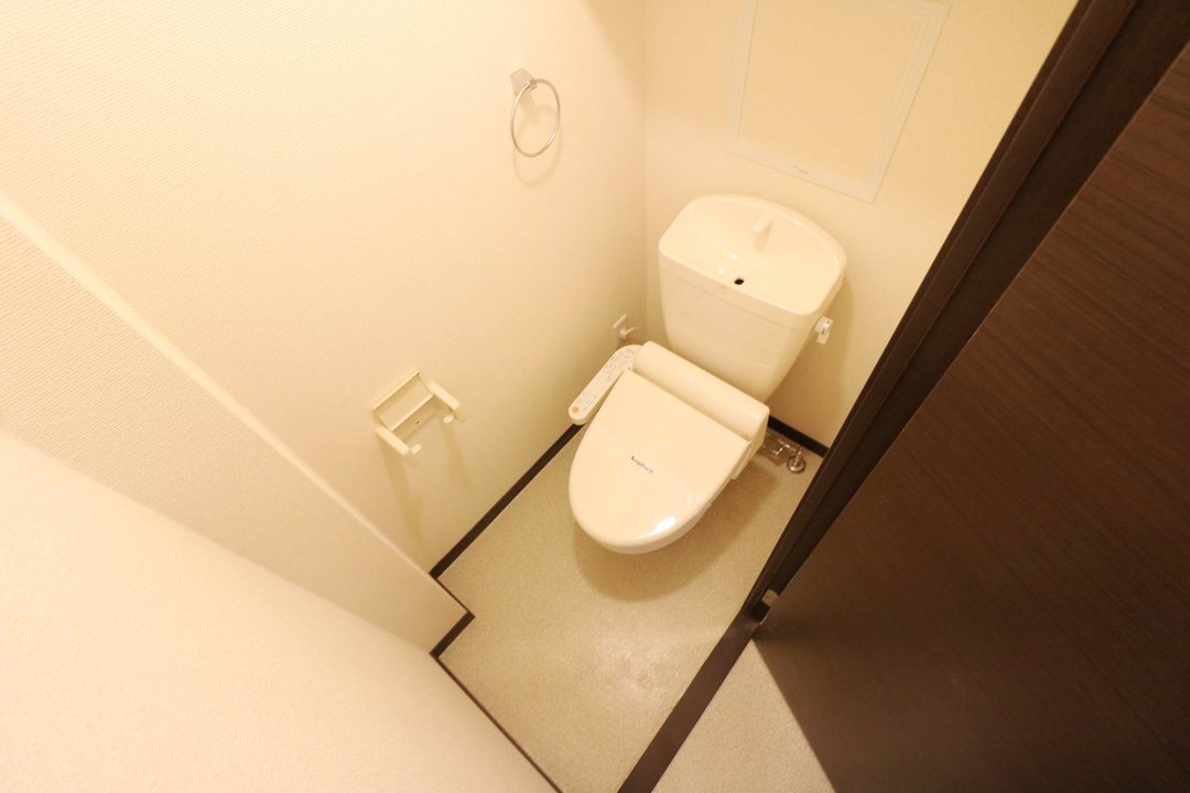 快適な温水洗浄便座付きトイレになります。