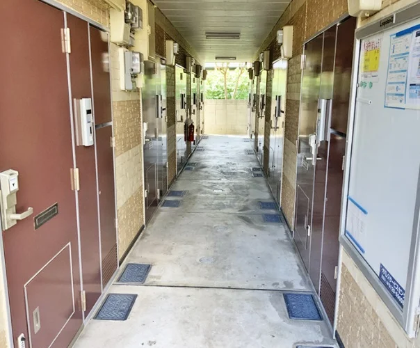 共用部分は清掃業者が清掃しております。