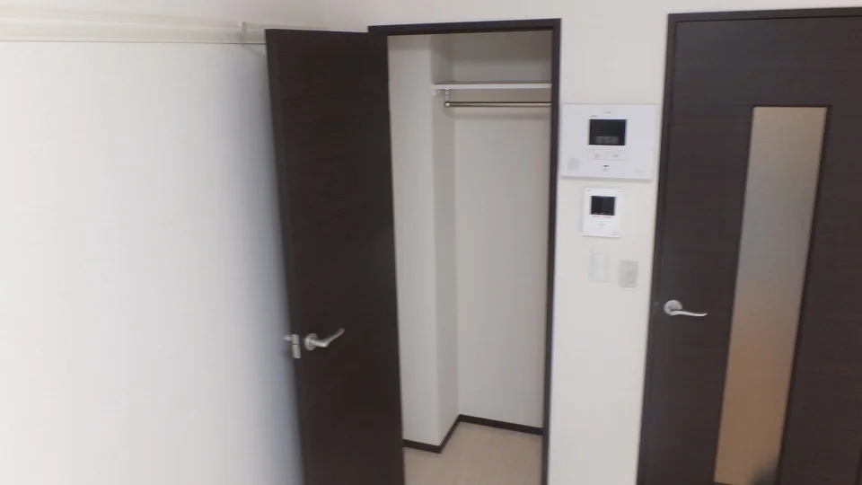 コートも掛けられるクローゼットです。