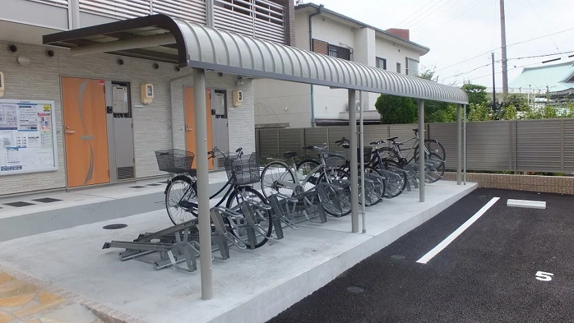 学生に必須の自転車置き場も広々としてます。