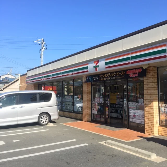 周辺環境　コンビニ　300m　徒歩5分