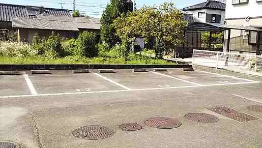 敷地内駐車場　空車状況はお問合せ下さい。