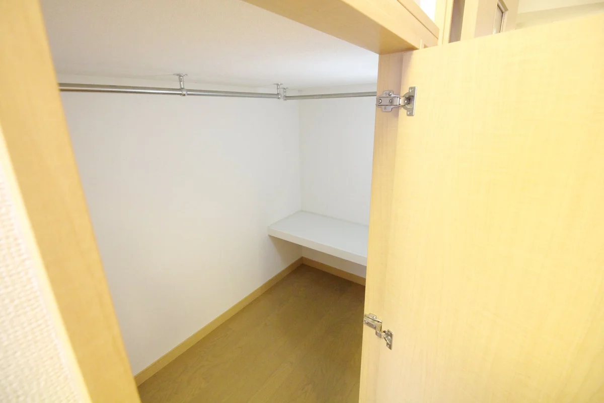 ベッド下のスペースがウォークインクローゼットになっています☆