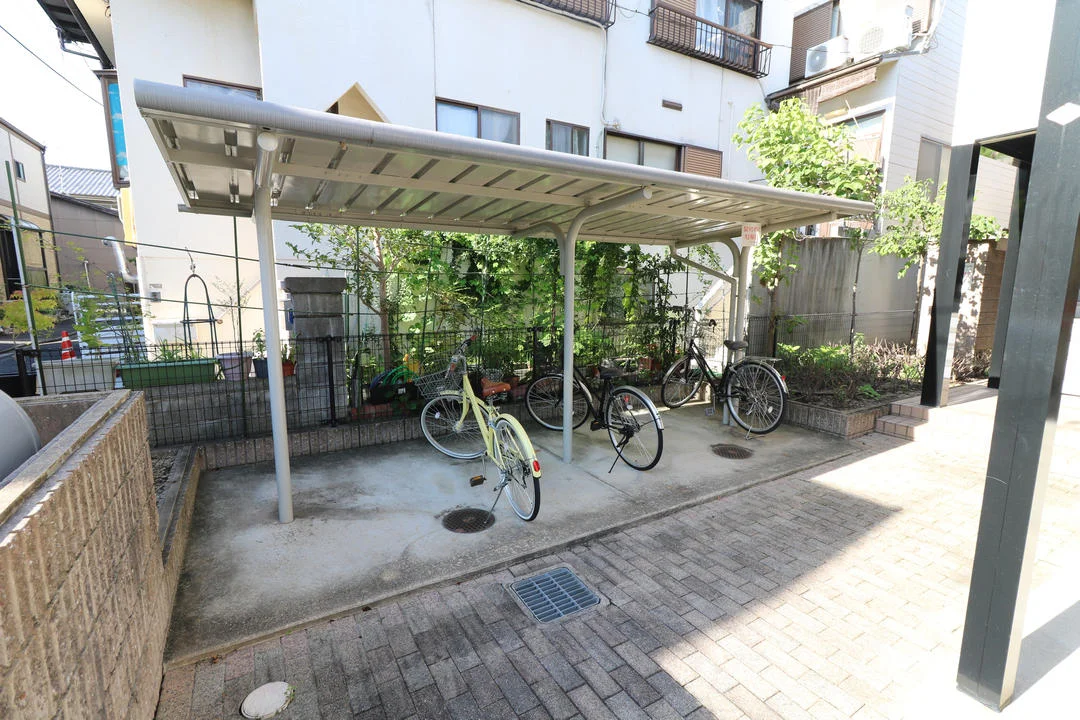 屋根付き駐輪場を完備
