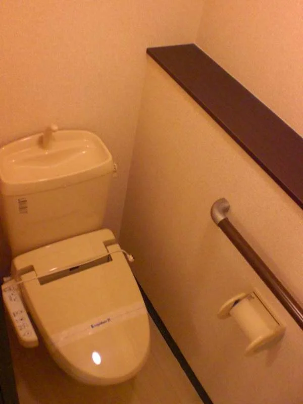 トイレは温水洗浄便座付です。