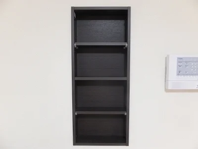 壁に収納棚あり