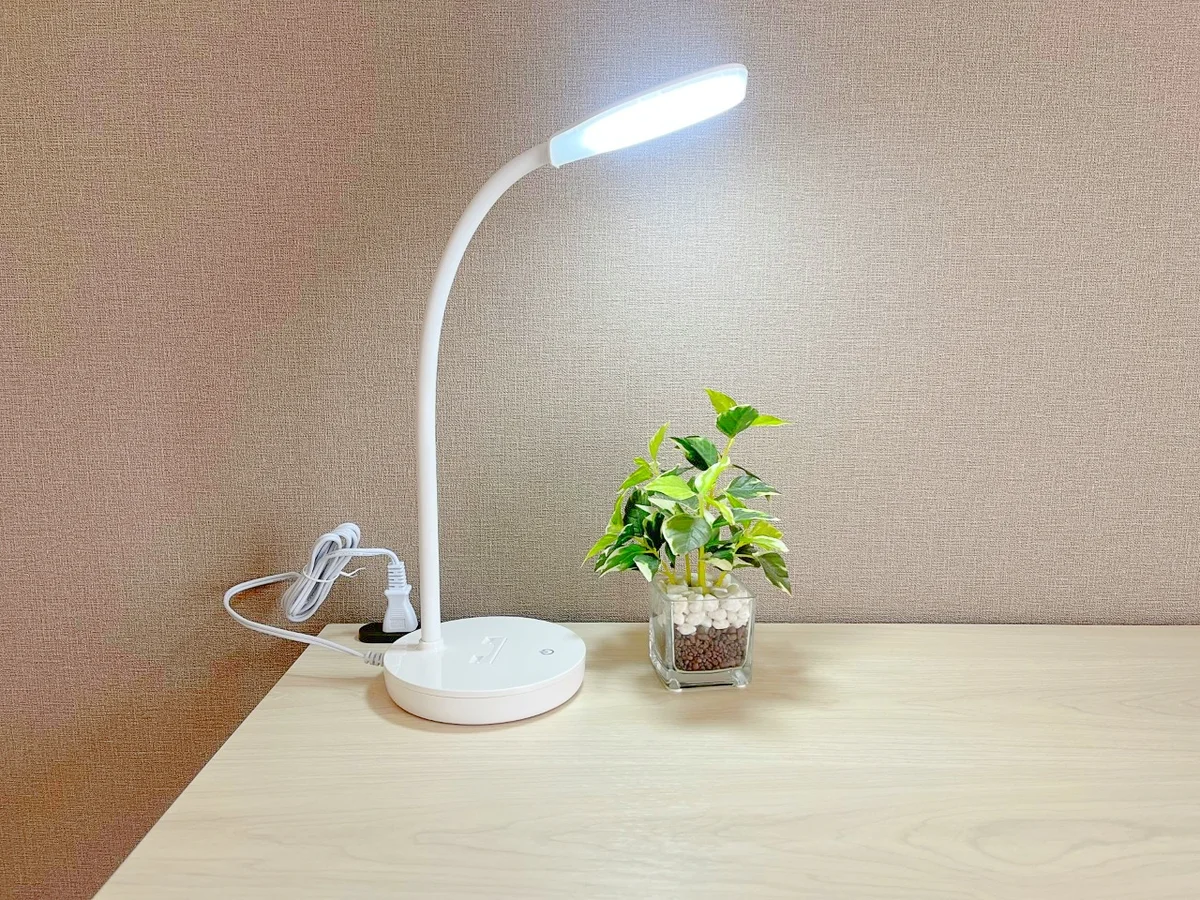 スタンドライトがあります🔦コンセントもあるのでPC作業なども捗りますね♪