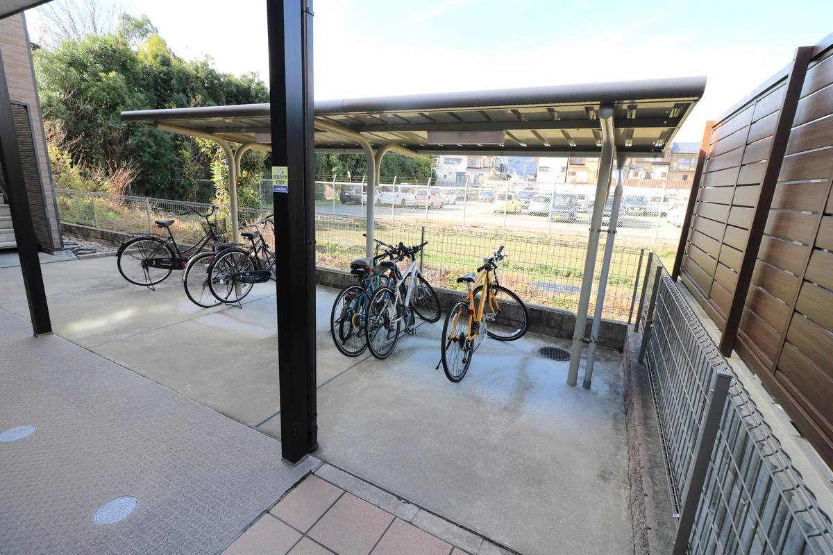 屋根付き駐輪場を完備（無料）