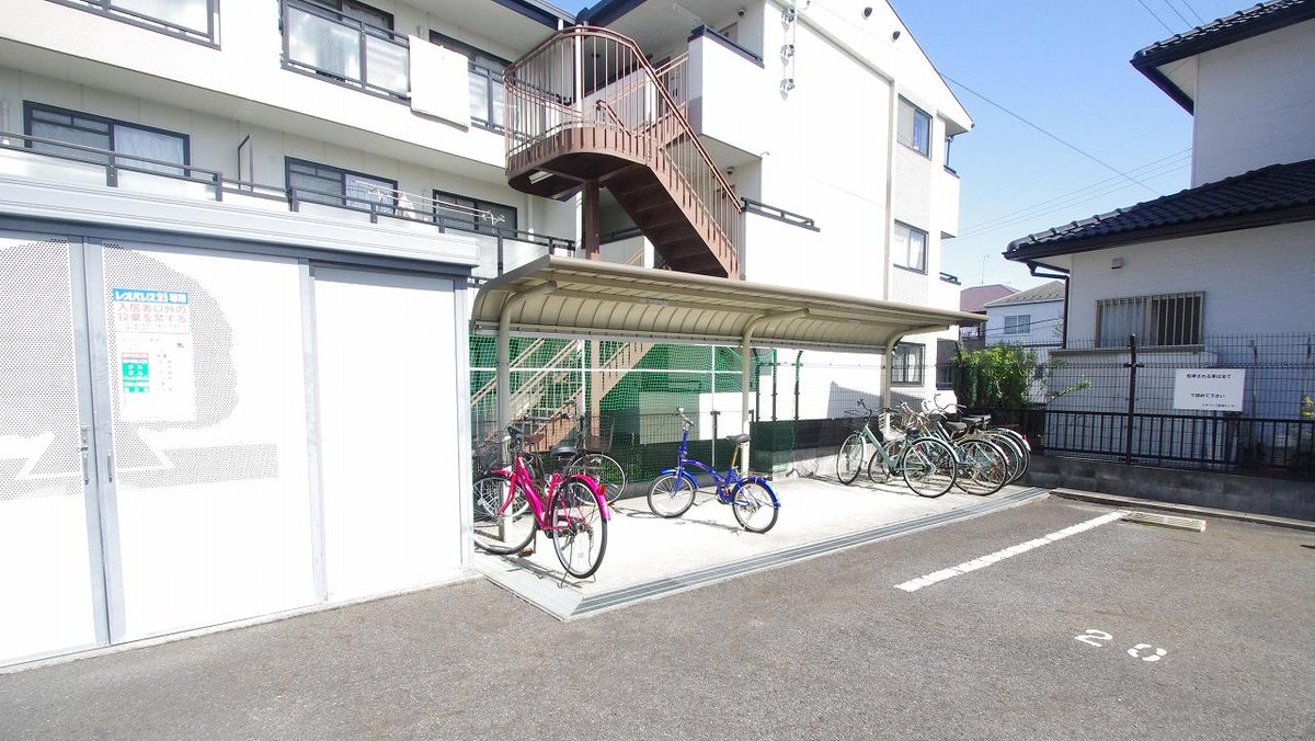 屋根付き駐輪場☆隣にゴミBOXあります