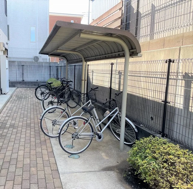 屋根付き駐輪場完備