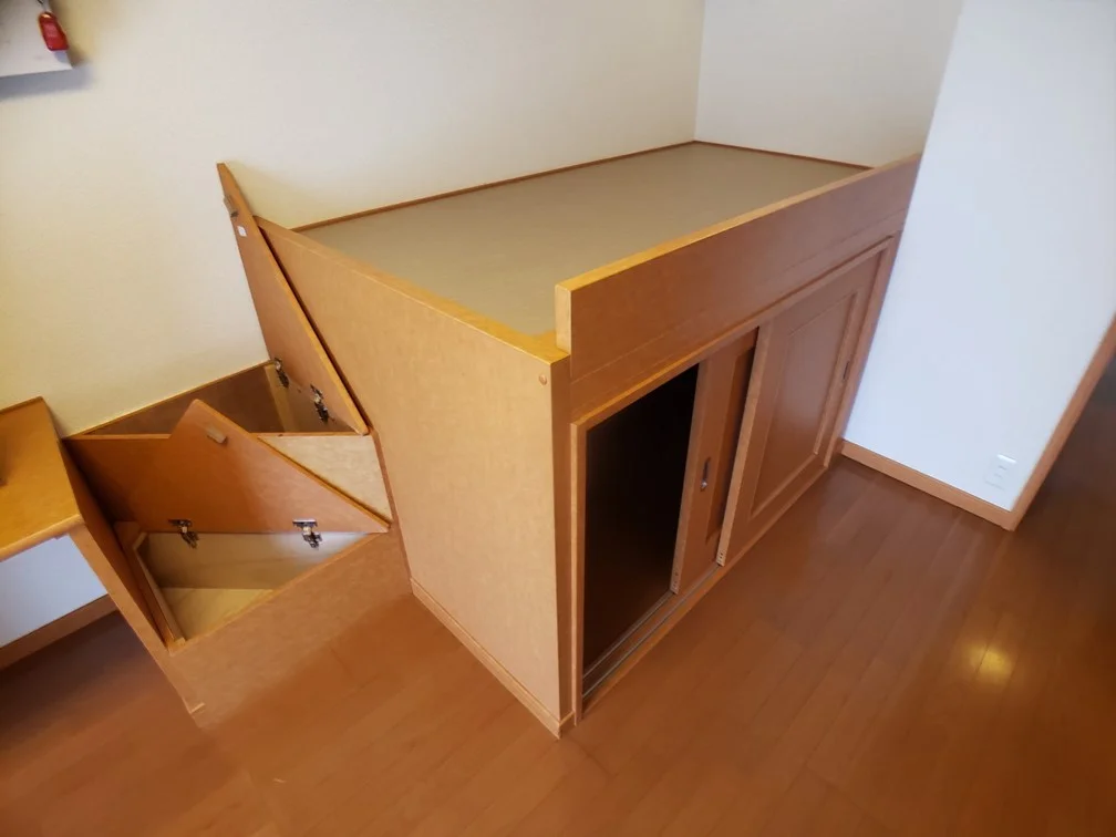 備付ベット完備　大型収納付き