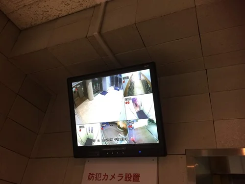 女性も安心モニター付のエレベーター