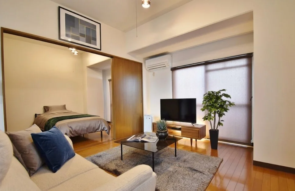 岡山人気ウィークリーマンション。2DKのお部屋で、2部屋あるのでで広々使えますね。ネット利用可能でWi-FiルーターのレンタルもOK。※植木と額とクッションなどは写真用です。