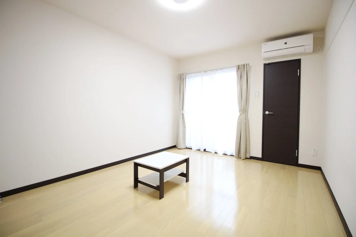 窓も大きく開放的な空間です♪（窓横にクローゼット有り）