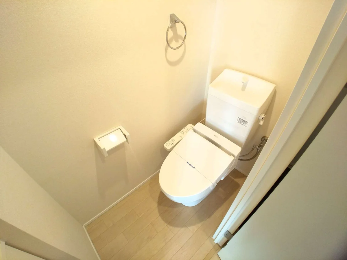 明るく清潔感のあるトイレ。温水洗浄便座完備！！