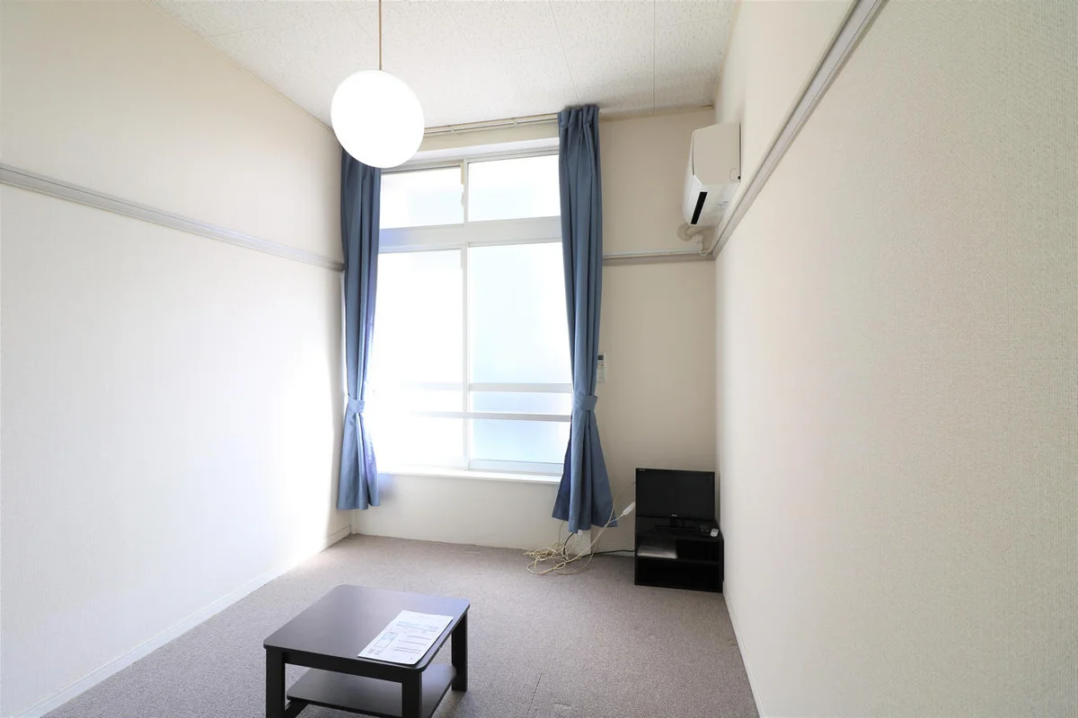 ロフトタイプは天井が高く開放的な窓から日が差し込みます！