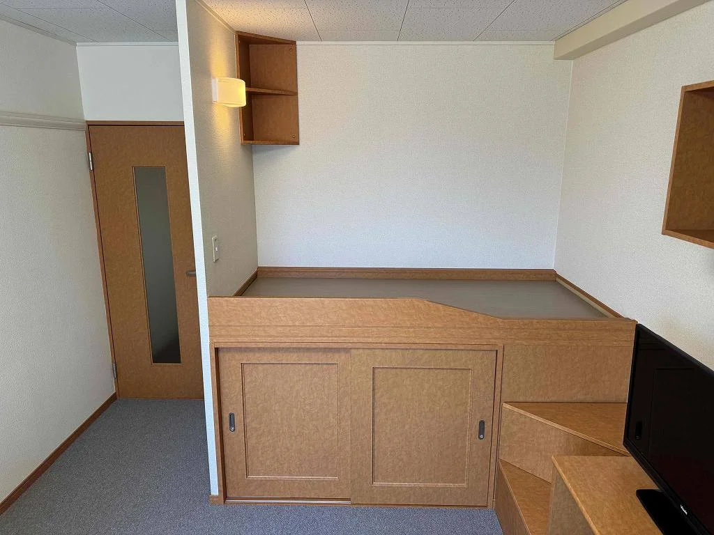 ※同タイプ部屋の写真となります（ベッド・収納）