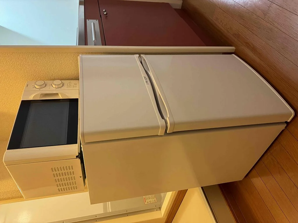 ※同タイプ部屋の写真となります（冷蔵庫・レンジ）