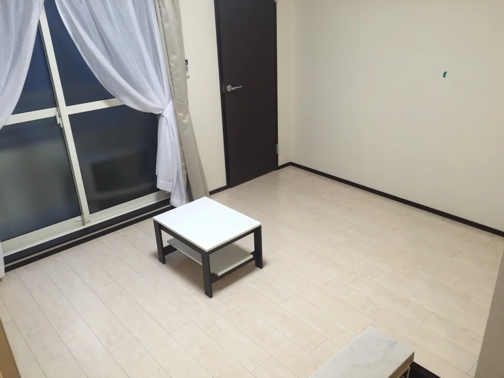 白と茶色を基調としたシンプルなお部屋♪